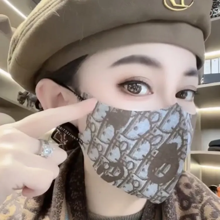 新款立体字母印花面罩显脸小（2个装）