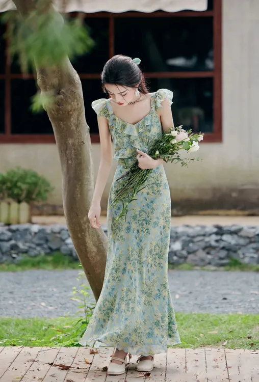 茶歇法式碎花吊带连衣裙子女夏季2024新款海边度假高级感沙滩长裙