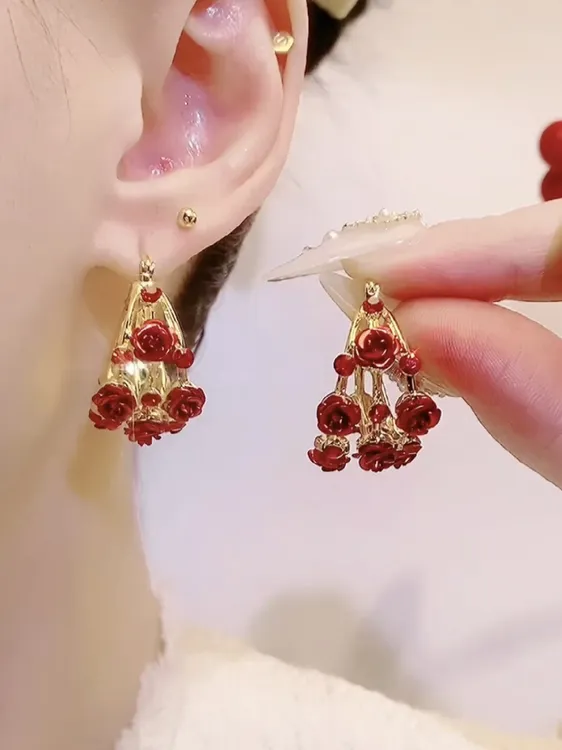 铜合金耳饰 过年红玫瑰花朵时尚国风气质精致直径2厘米耳圈耳环