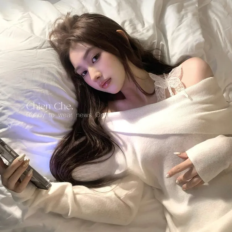 轻奢超火的“呼之欲出”蝴蝶设计不规则上衣 性感一字肩毛针织衫