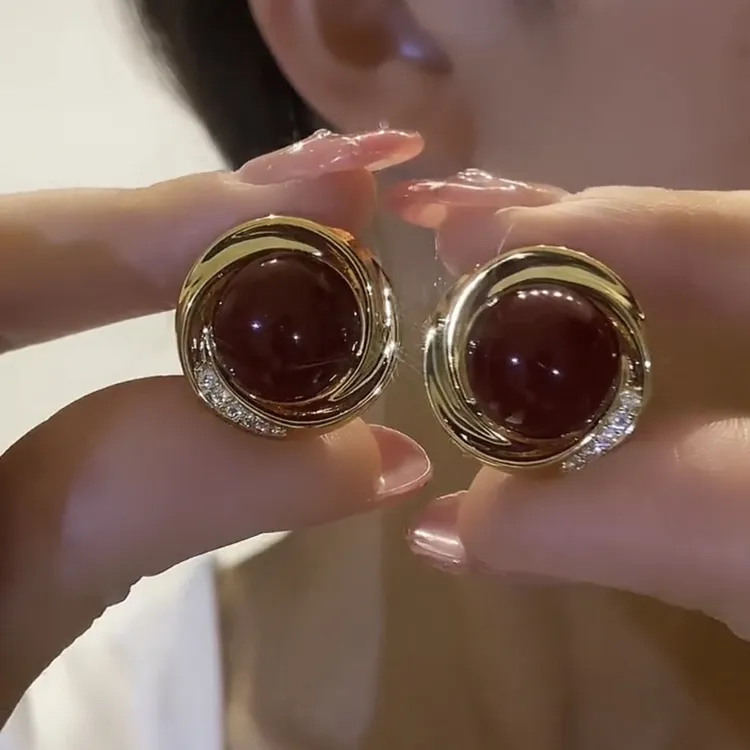 法式复古红色仿珍珠耳环2025新款爆款高级感时尚通勤耳钉耳饰品