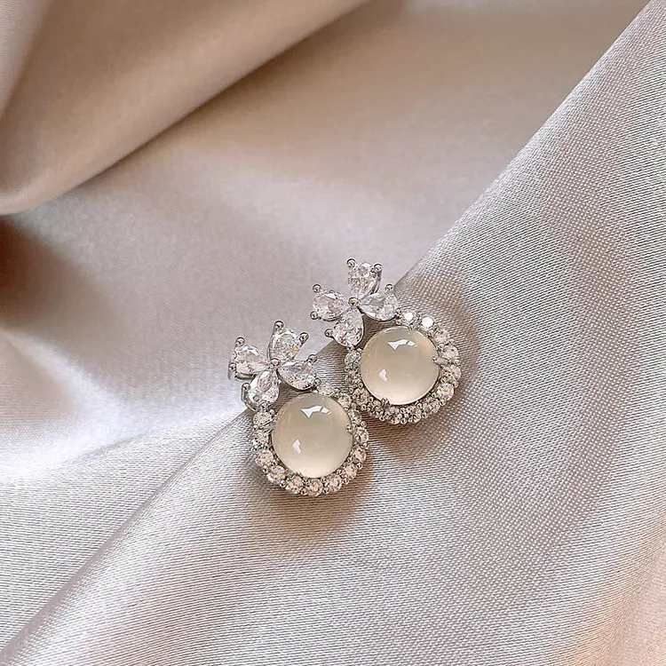 冰透蝴蝶结圆形耳钉女独特2025新款爆款耳环小众设计气质高级耳饰