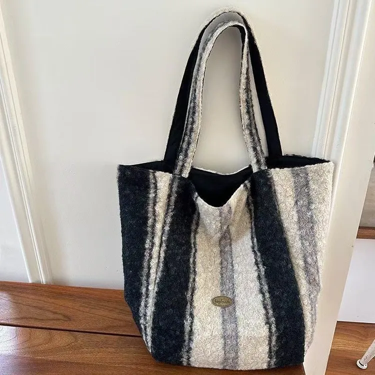 松弛感毛呢包包秋冬大容量2025新款休闲学生上课包韩系条纹通勤包