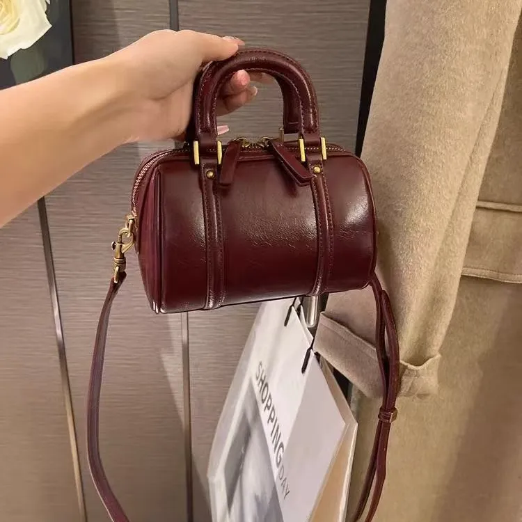高级感复古软皮枕头包包女2025新款百搭小众轻奢圆筒包手提斜挎包