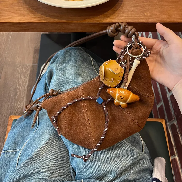 2025秋冬新款复古磨砂牛角包高级感简约百搭饺子包通勤单肩斜挎包