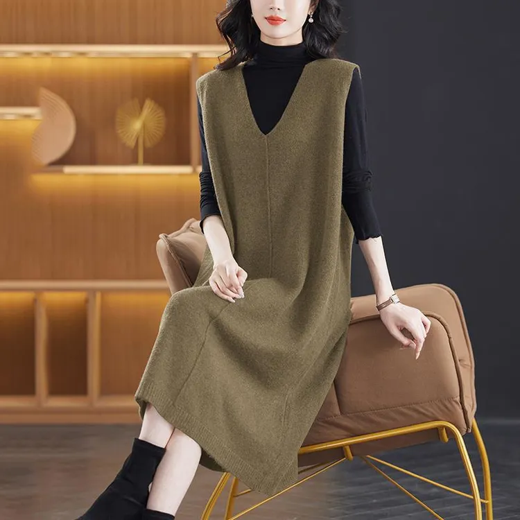鸡心领针织连衣裙春秋新款气质显瘦毛衣裙长款过膝大码马甲背心裙