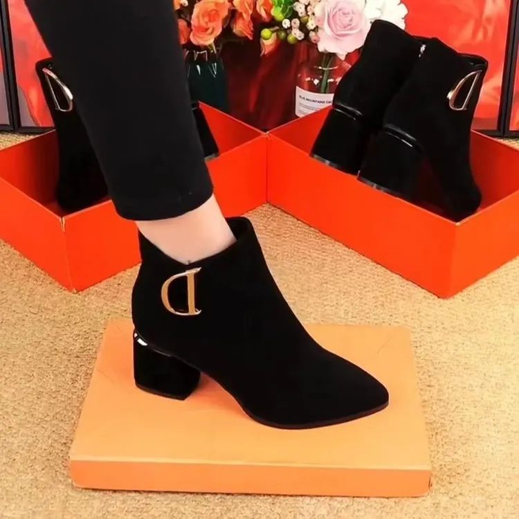 黑色粗跟短靴女2025年新款秋冬季气质中跟尖头女靴子女式粗跟短靴