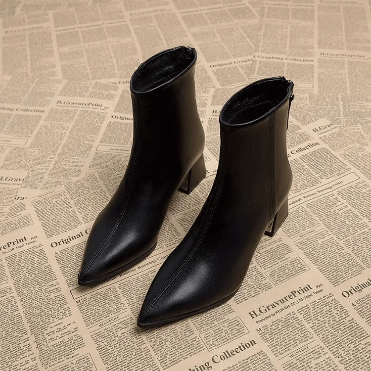 软皮尖头小短靴女2025新款春秋单靴粗跟中跟百搭秋冬高跟靴子裸靴