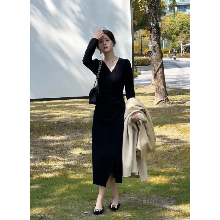 2025秋季新款法式复古赫本风小黑裙收腰显瘦长裙打底黑色连衣裙女