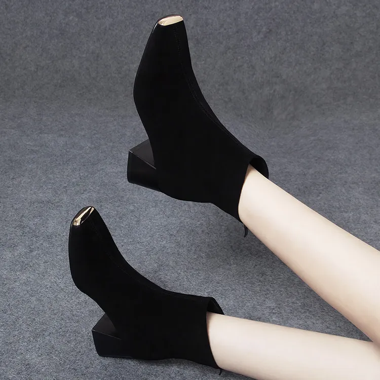 羊皮铁包头舒适粗跟短靴女2024年春季款粗跟方头黑色短筒时装靴