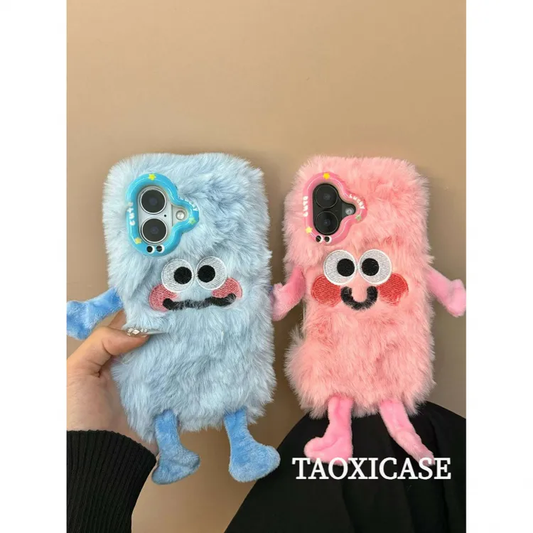 毛绒情侣牵手小怪兽苹果16promax手机壳iPhone16新款15女14防摔13