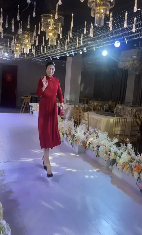 25年新款年轻喜婆婆喜妈妈婚宴气质连衣裙日常能穿