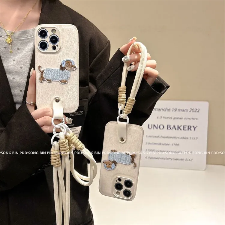 秋冬皮纹刺绣小狗适用iPhone16promax手机壳挂绳苹果13/14全包11
