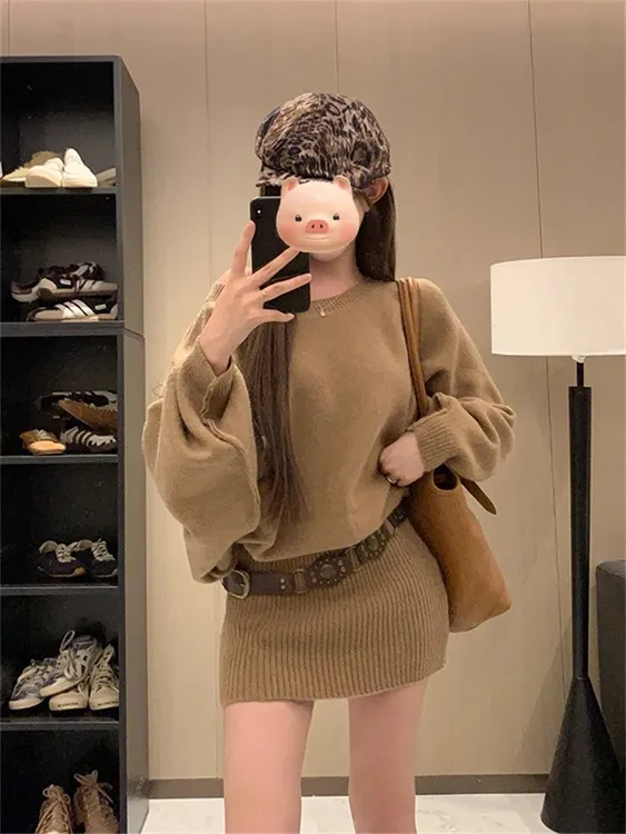 十三行2025秋洋气宽松斜肩慵懒包臀显瘦软糯套头毛衣配腰带连衣裙