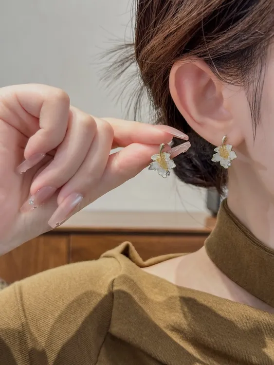 铜合金仿水晶耳饰 秋冬渐变枫叶水晶耳钉小众独特2024款锆石耳环