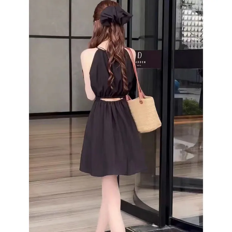 法式无袖吊带背心连衣裙女夏季2025新款设计感小众露腰心机小黑裙