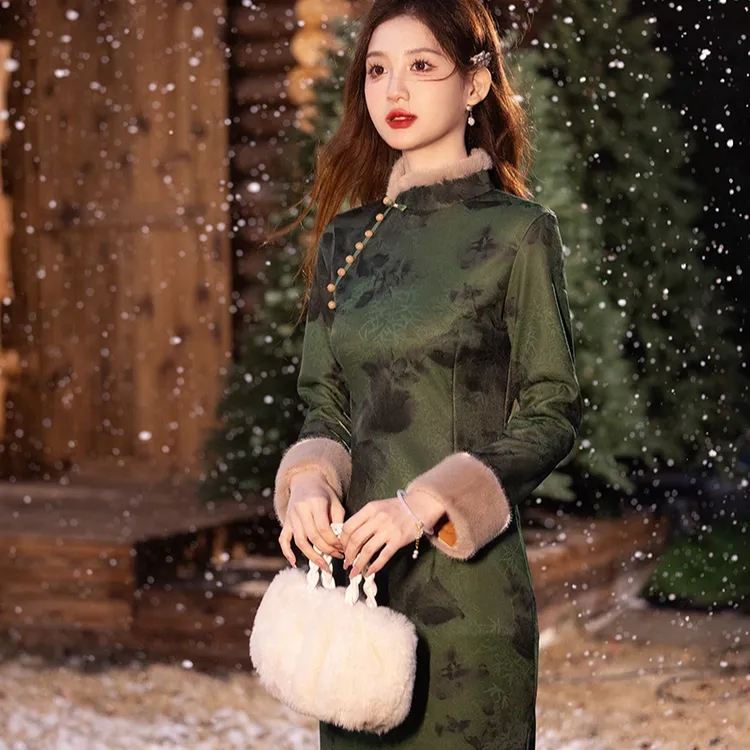 绿色加绒加厚旗袍2024年新款优雅复古年轻款改良长袖连衣裙女冬季