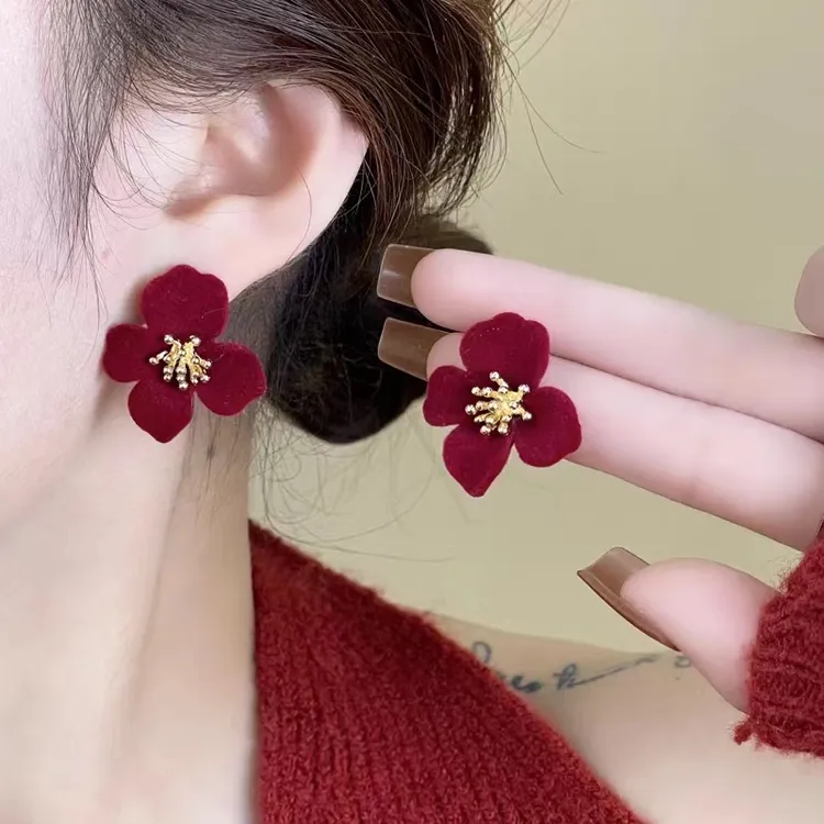 铜合金布艺耳饰 酒红植绒四瓣花高级感显白耳钉 A387