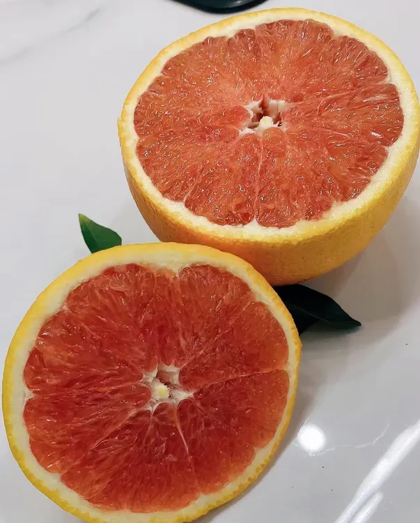 赣南血橙又名卡拉卡拉红肉血橙，香甜可口水润多汁化渣，现摘现发鲜