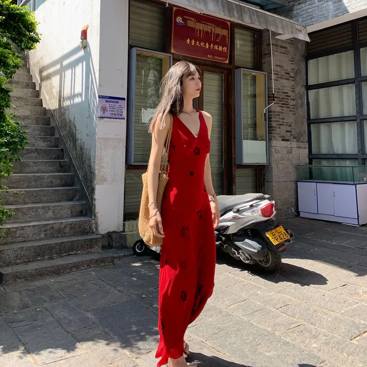 2025假日 裙子女夏季法式度假风修身长款V领红色连衣裙 