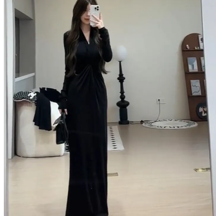 黑色扭结v领针织连衣裙女长袖纯欲中长款裙子收腰显瘦气质