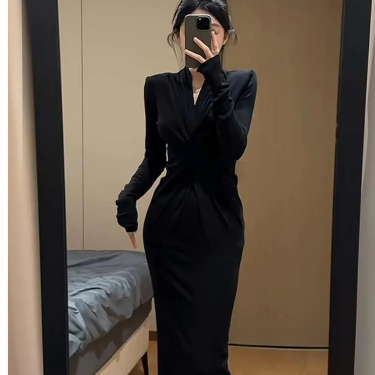 赫本风设计感V领皱褶连衣裙女春季新款修身漂亮收腰内搭打底长裙