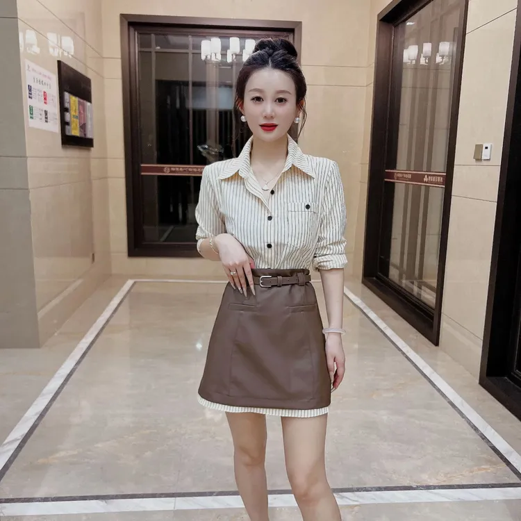 新款短裙套装女2025秋季设计感条纹衬衫PU皮半身裙两件套高腰时尚