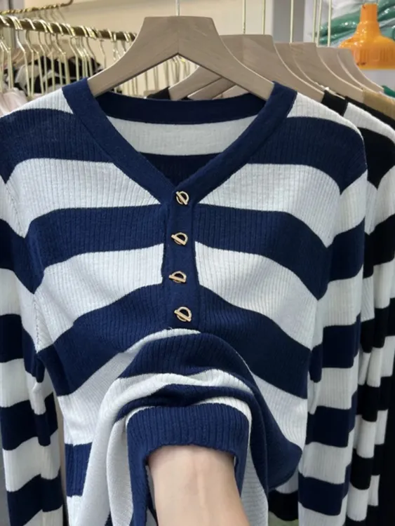 春秋时尚条纹V领套头毛衣长袖针织衫休闲打底女