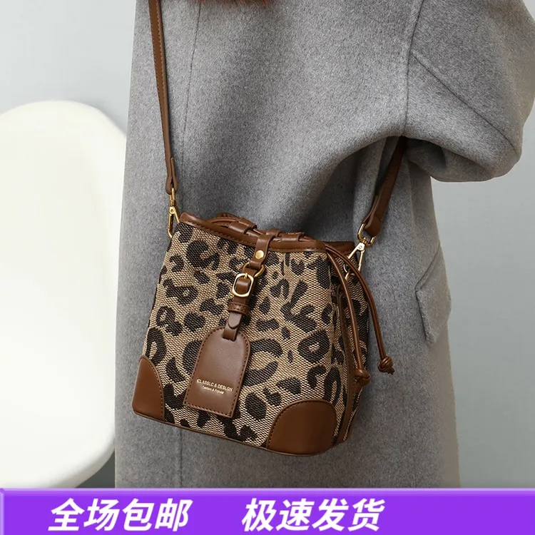 Viney包包女斜挎包2025豹纹水桶通勤单肩包生日礼物送女友送老婆