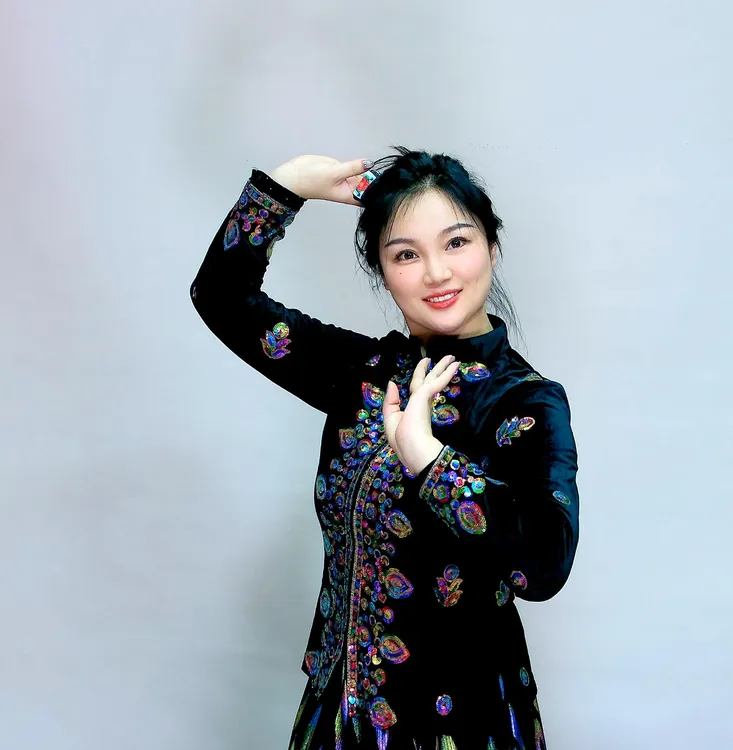 新疆维吾尔族舞蹈七彩亮片短上衣