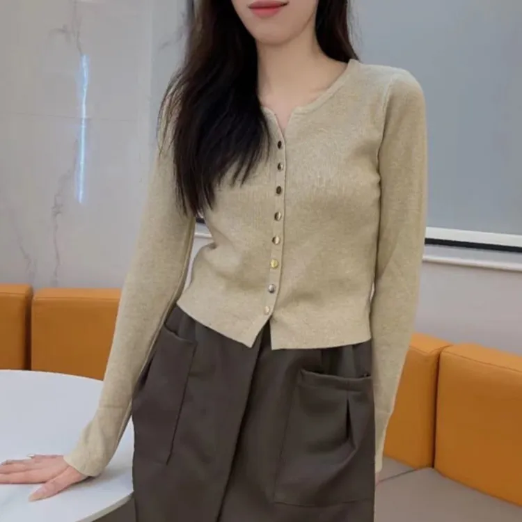 2025依贝秋冬修身上衣百搭显瘦长袖针织衫短款小香风时尚针织开衫