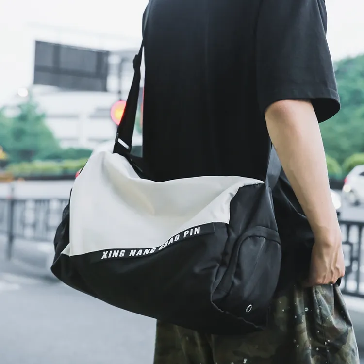 短途单肩旅行袋男士轻便时尚百搭运动健身包潮流收纳出差行李包