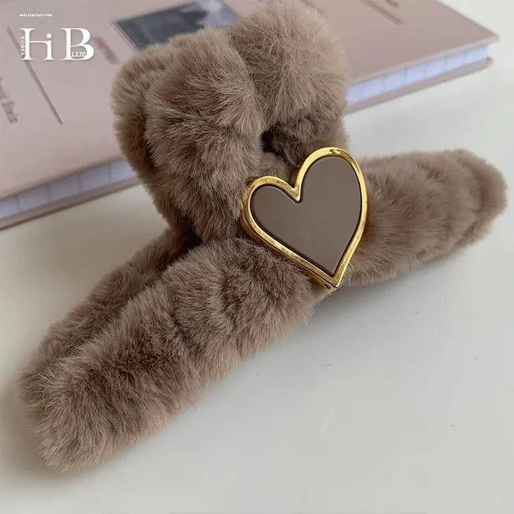秋冬毛绒爱心抓夹女高级感后脑勺毛茸茸头饰发夹气质百搭鲨鱼夹