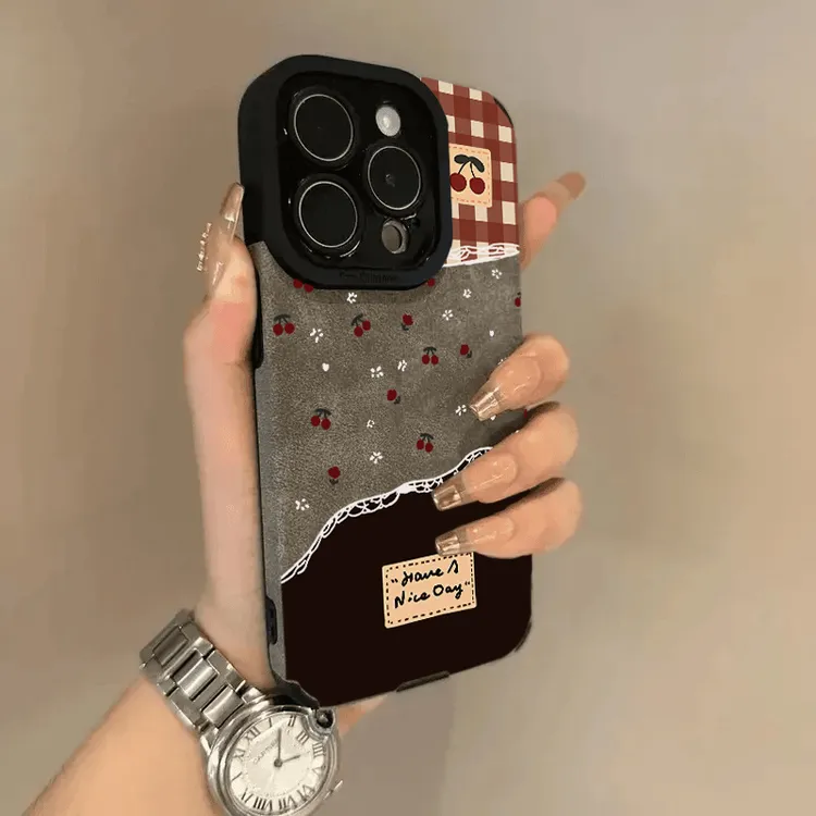 欧克里里红格纹樱桃适用苹果16手机壳iPhone15翻毛皮14/13趣味12/
