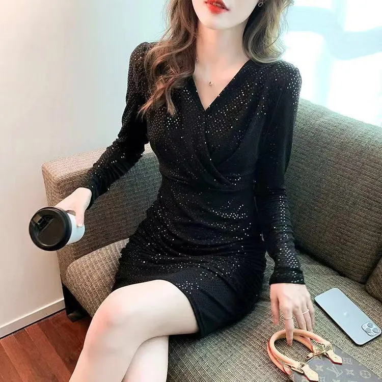 2025秋冬新品亮片连衣裙女法式V领褶皱性感修身显瘦紧身包臀裙潮