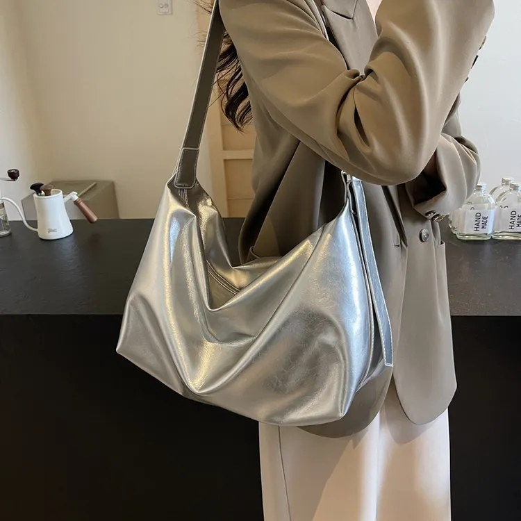 银色包包女大容量2024新款秋冬百搭单肩斜挎包时尚今年流行饺子包