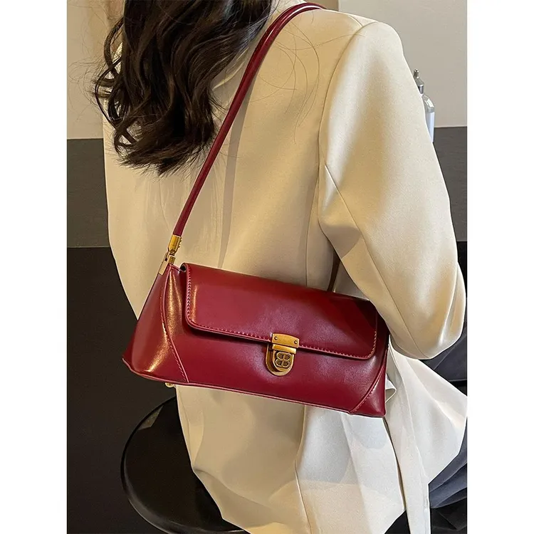 红色包包女2024新款时尚小众高级感单肩小方包休闲百搭腋下法棍包