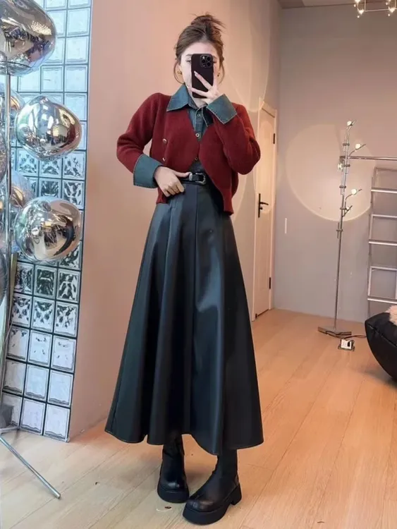 秋冬穿搭一整套女2025新款时尚牛仔拼接针织毛衣配半身皮裙两件套