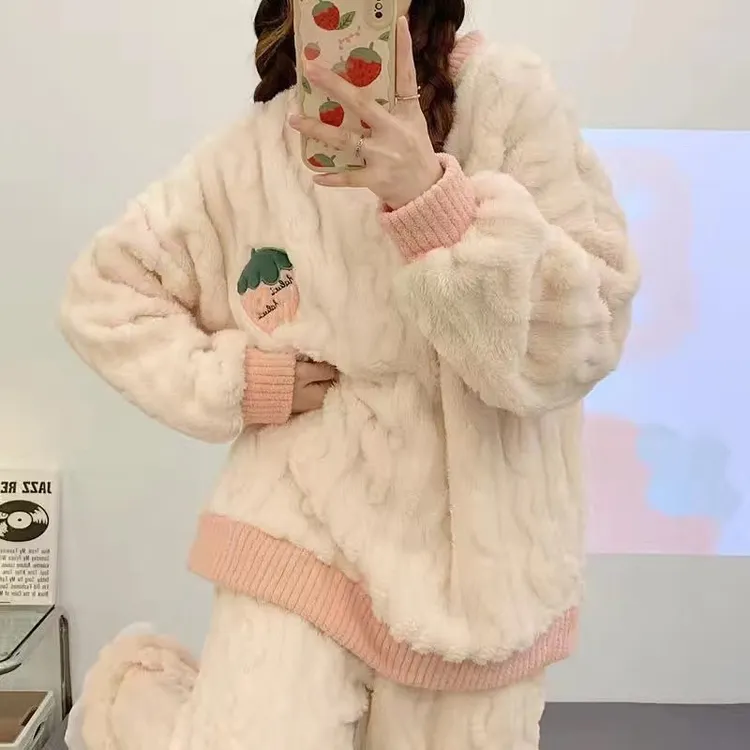 法兰绒睡衣可爱家居服套装长裤珊瑚绒长袖女学生圆领秋冬ins草莓
