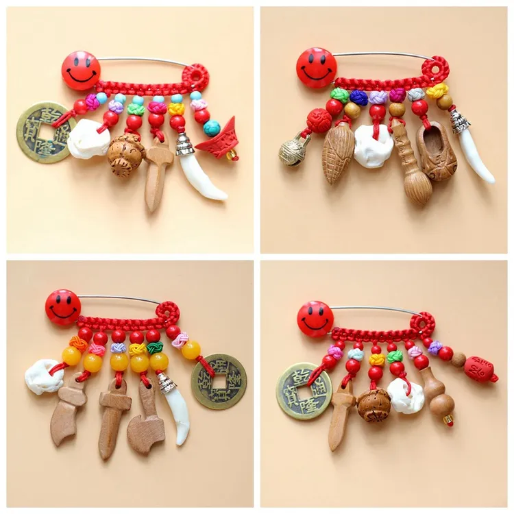 新款时尚婴儿红色挂饰品卡通挂饰物别针桃核狗牙桃木挂件女童网红