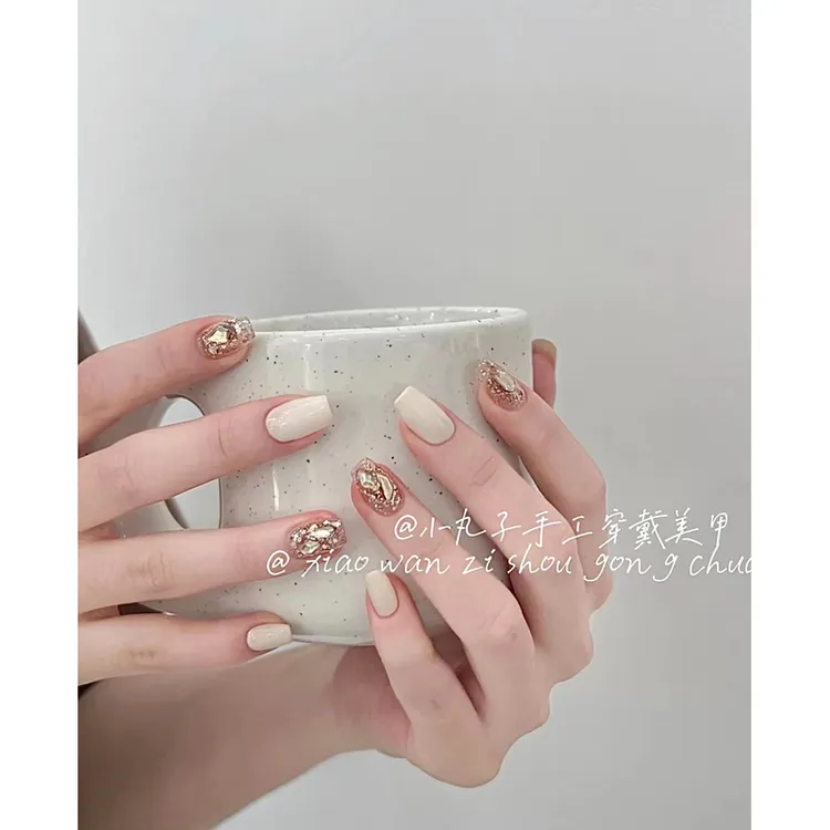 INS简约气质奶白色爆闪亮片碎钻高级感短款手工穿戴甲婚甲可拆卸