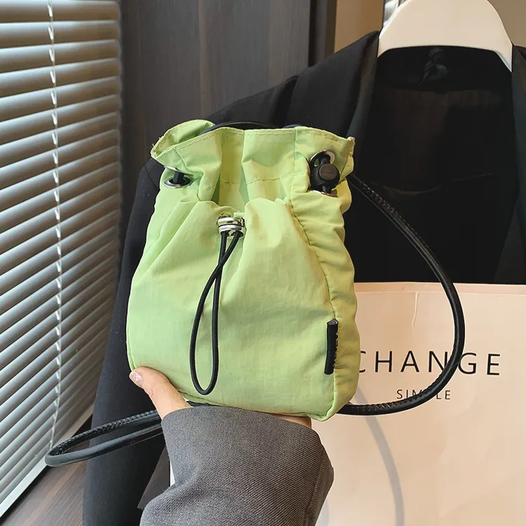 夏天轻便斜挎小包包女生2024新款时尚百搭单肩包流行水桶包包