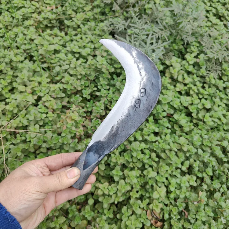 弹簧钢锻打砍割两用镰刀