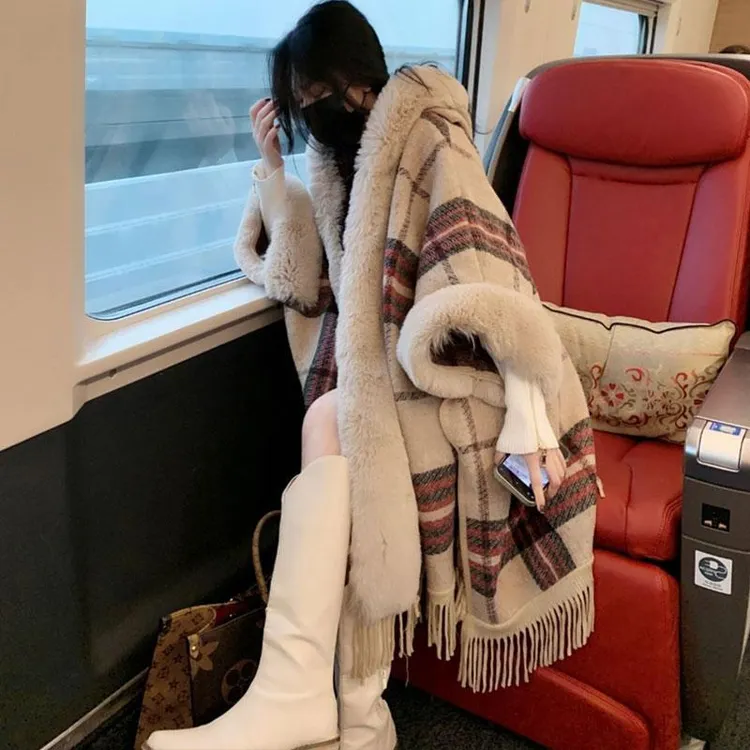 大码秋冬带帽外搭毛绒斗篷披肩女大毛领连帽格子宽松加厚外套大衣