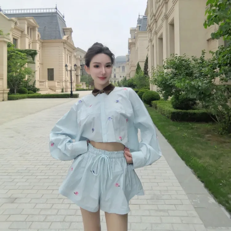 【芊羽原版轻奢高定】早秋新款蓝色休闲风玫瑰刺绣宽松上衣修身短裤
