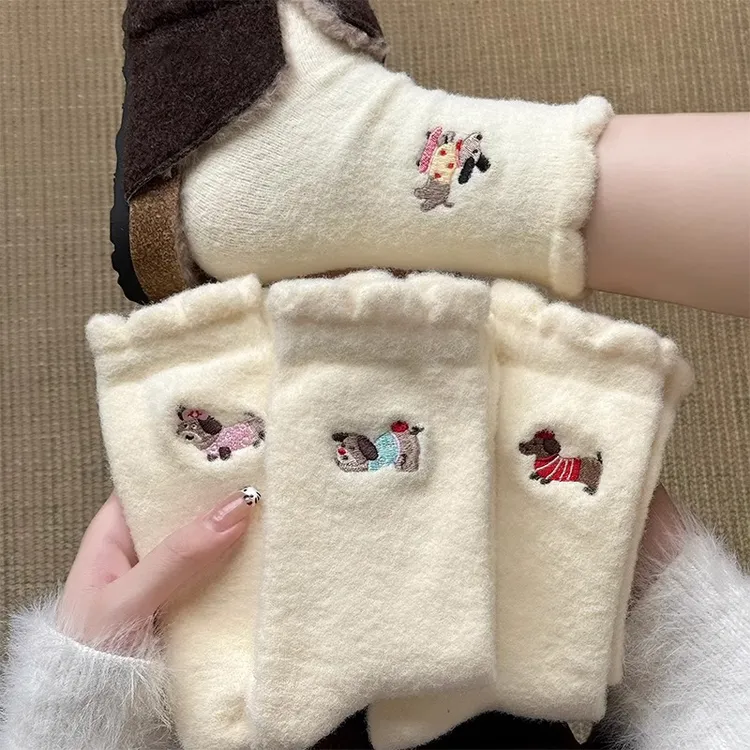 白色毛绒袜子女秋冬季加厚加绒保暖澳绒棉袜可爱珊瑚绒睡眠袜冬天