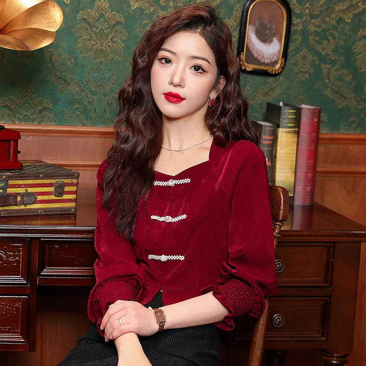 春装2024新款法式盘扣复古红色方领气质衬衫女士长袖洋气短款衬衣