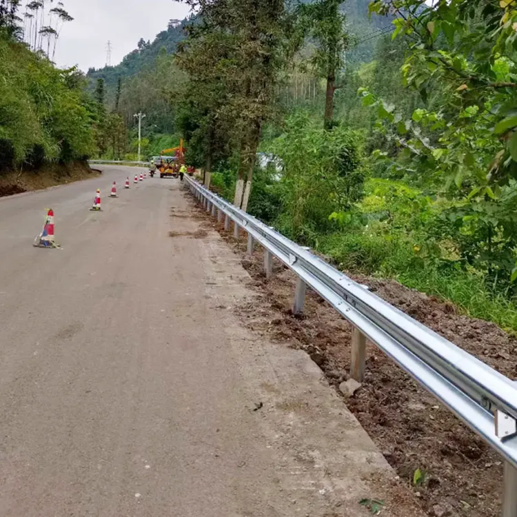 二波形护栏乡村马路栏杆镀锌三波纹隔离栏公路双波型防撞护梁钢板