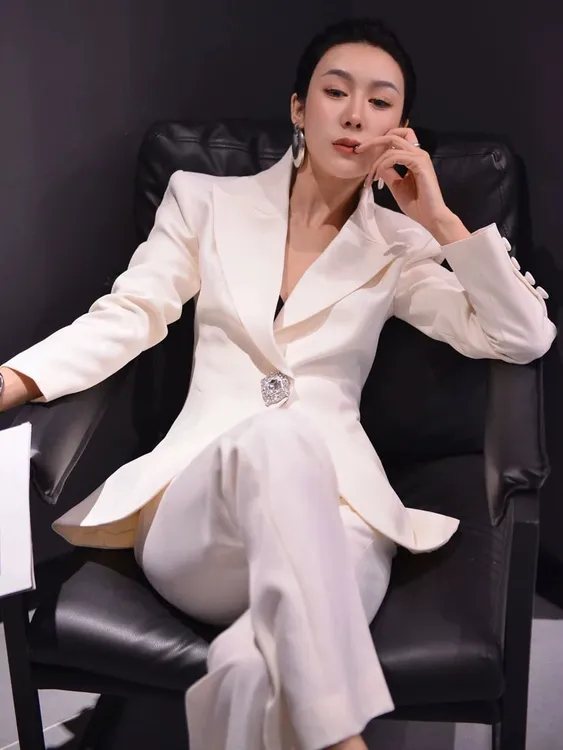 8865 白色西装套装女2023秋冬款时尚休闲百搭长袖气质西服套装