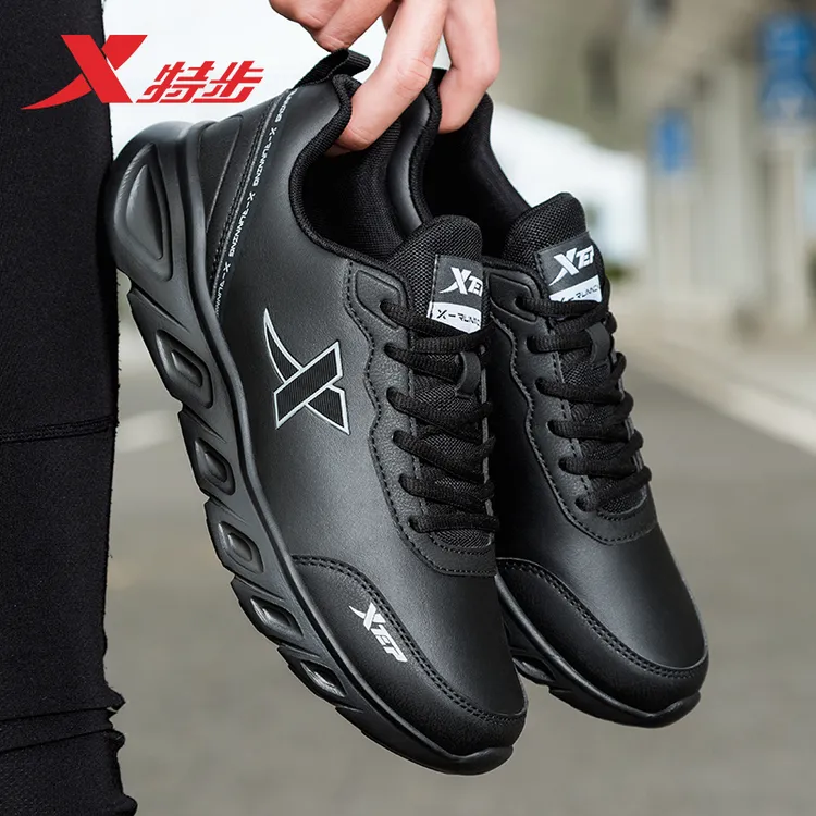 特步男鞋防水运动鞋皮面跑步鞋2025冬季新款男士纯黑色运动鞋男款